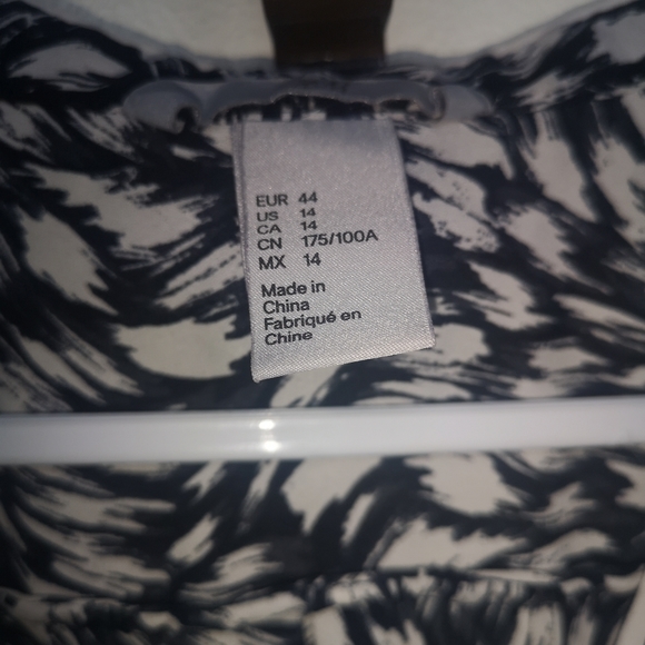 H&M sleeveless black and white top - Picture 3 of 4